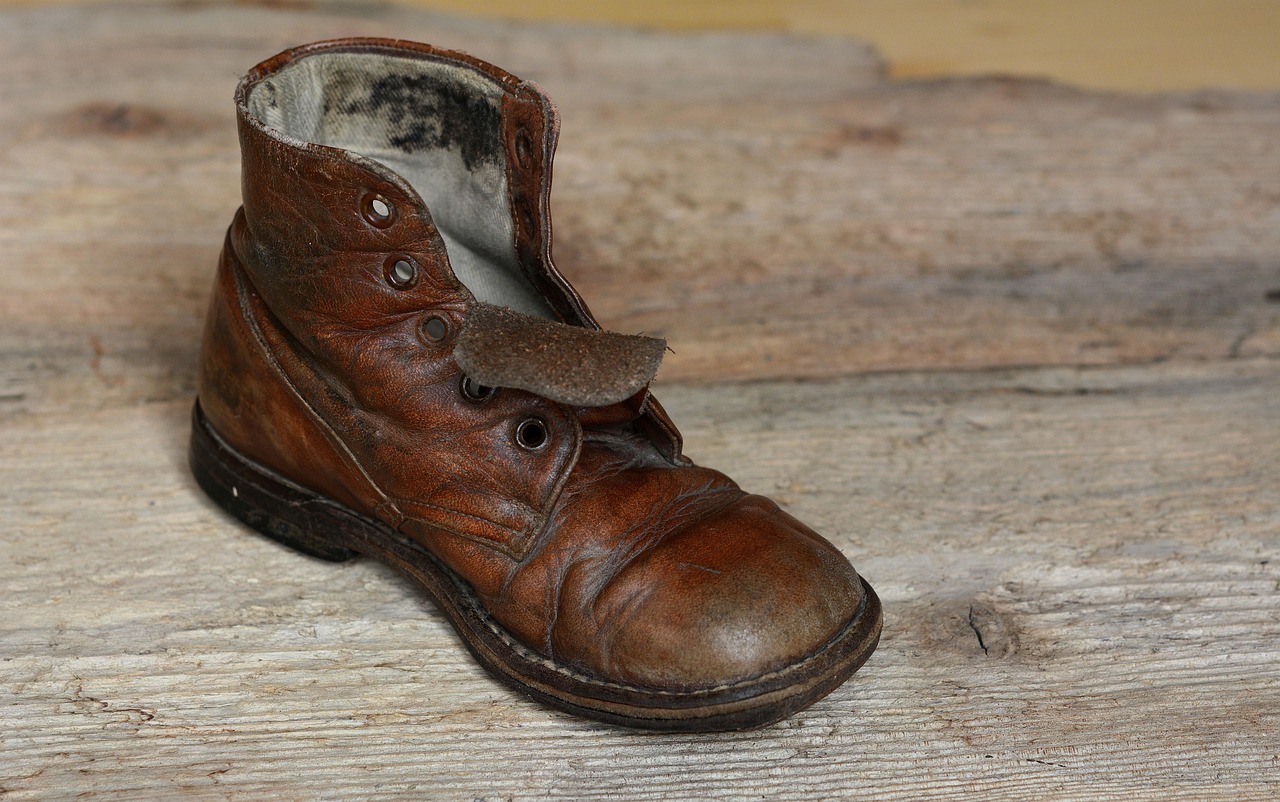 entdecken sie unsere hochwertigen pflegeprodukte für leder schuhe, die ihre lieblingspaare schützen, reinigen und revitalisieren. erhalten sie die schönheit und lebensdauer ihrer schuhe mit unseren professionellen tipps und produkten.