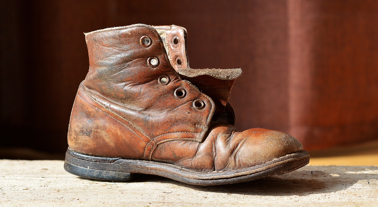 entdecken sie die besten tipps zur pflege ihrer lederschuhe. erfahren sie, wie sie ihre schuhe sauber halten, ihre lebensdauer verlängern und ihnen einen strahlenden glanz verleihen. perfekte pflege für stilvolle und langlebige lederschuhe.