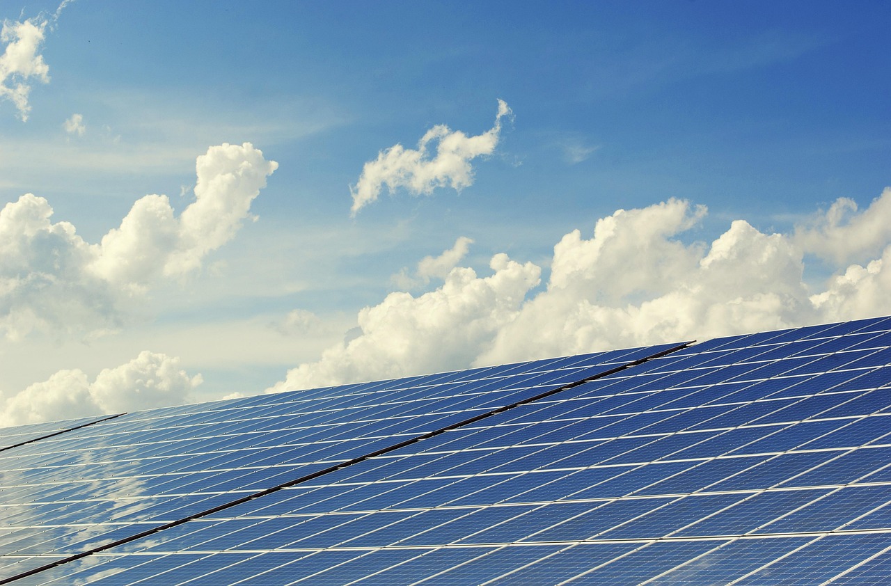 energetische sanierung: effiziente ma&szlig;nahmen zur verbesserung der energieeffizienz ihres geb&auml;udes, senkung der energiekosten und beitrag zum umweltschutz.