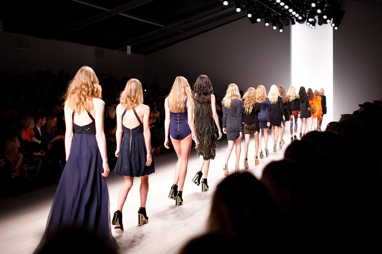 aktuelle modetrends für frauen im jahr 2025