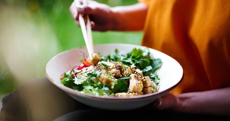 Hähnchen, Tofu oder pur? Die Protein-Frage